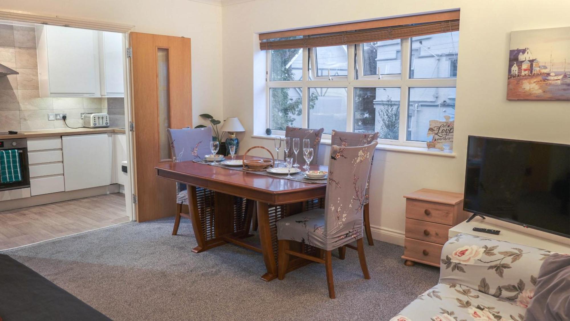 Bournemouth Beachfront Retreat 3 Bedroom 3 Bathroom Seaside B&B With Free Parking Εξωτερικό φωτογραφία